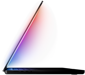kapağı hafifçe açık olan macbook pro’nun ekranından klavyesine çok renkli bir ışık yansıyor