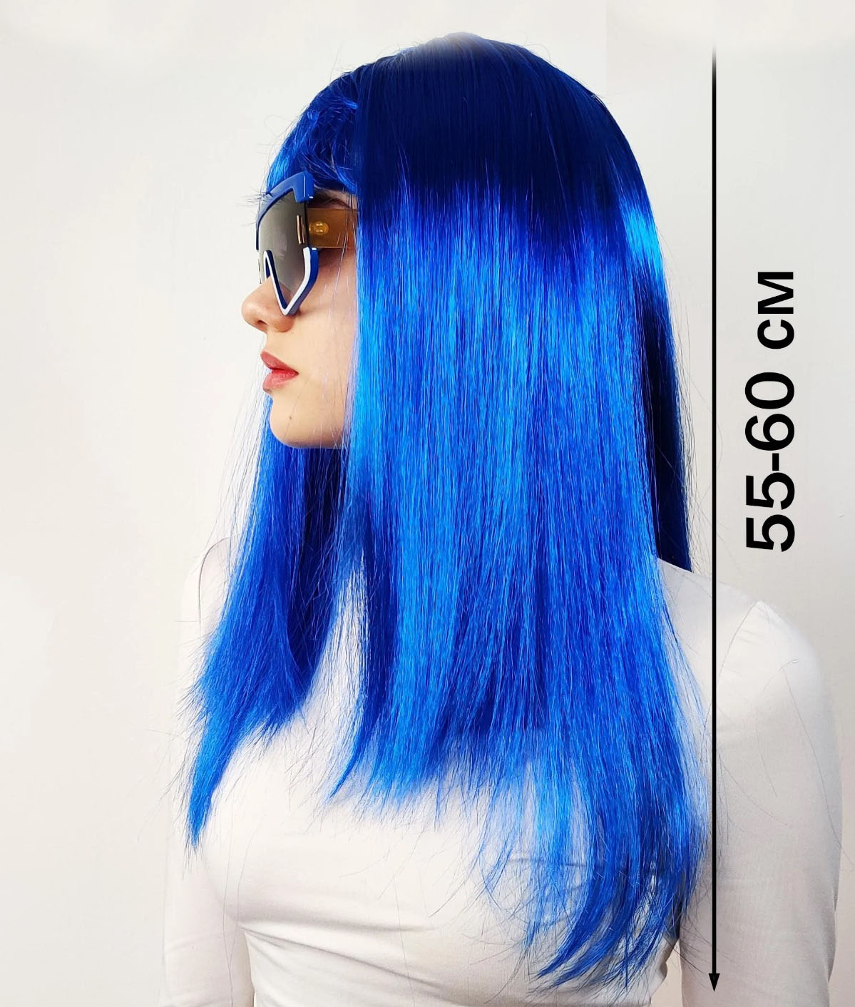 Mavi renk uzun parti peruğu yandan görünüm