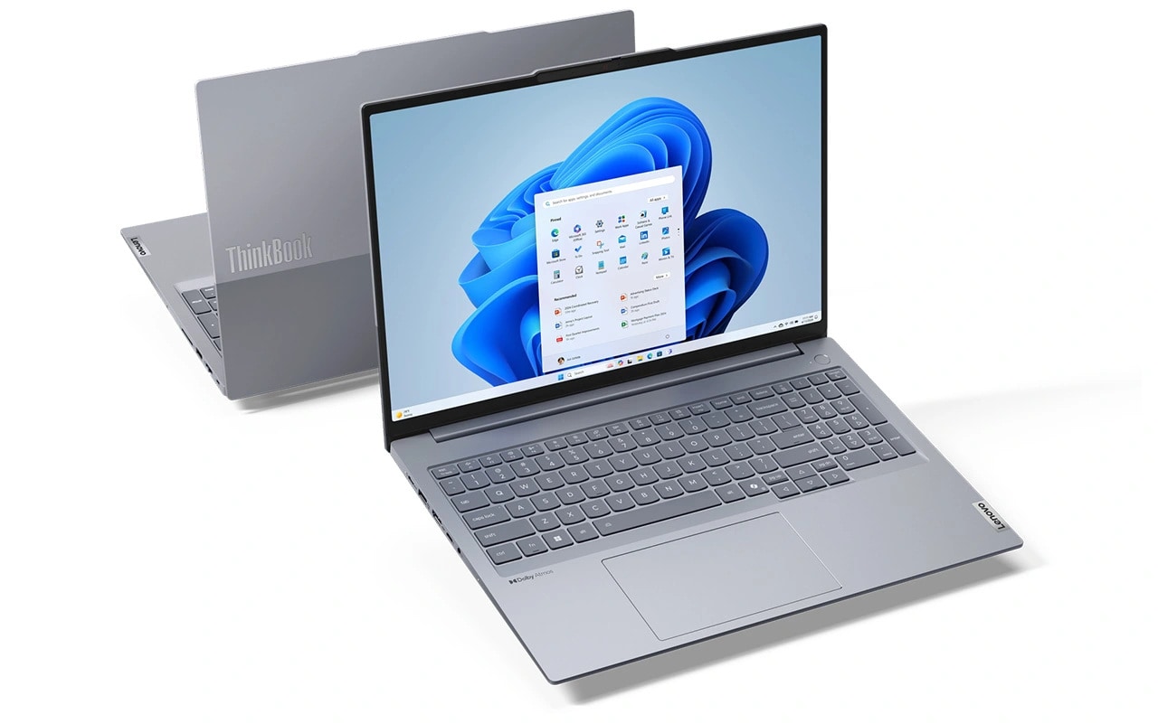 İki Lenovo ThinkBook 16 Gen 7 (16 inç AMD) dizüstü bilgisayar arka arkaya yerleştirilmiş, 90 derece açılmış bir dizüstü bilgisayarın ön görünümüne odaklanılmış ve açık Windows 11 Pro menüsü ve pürüzsüz klavyesi ile ekranı vurgulanmıştır.