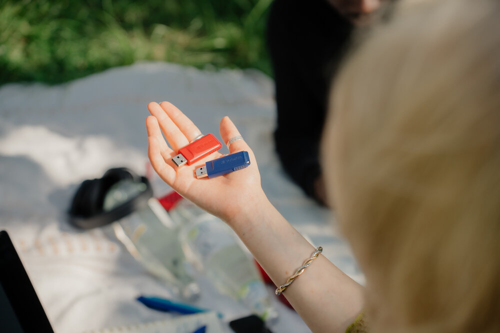 Verbatim Pocket SSD ürün görseli - mavi arka plan üzerinde