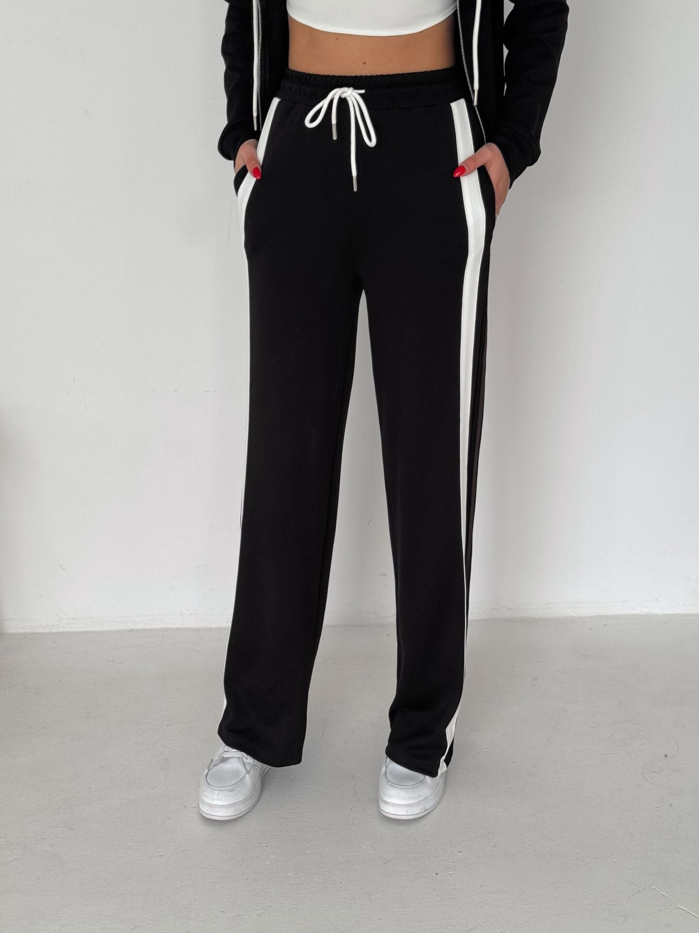 Şeritli Eşofman Takımı Yan Görünüm