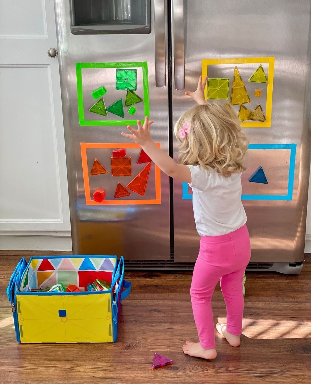 magna tiles ile oynayan çocuk