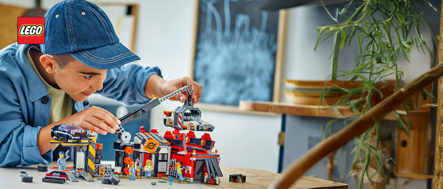 Mavi yüzeylerde çeşitli monte edilmiş modelleri gösteren eğlenceli veya eğitici bir şekilde sergilenen LEGO setleri koleksiyonu.