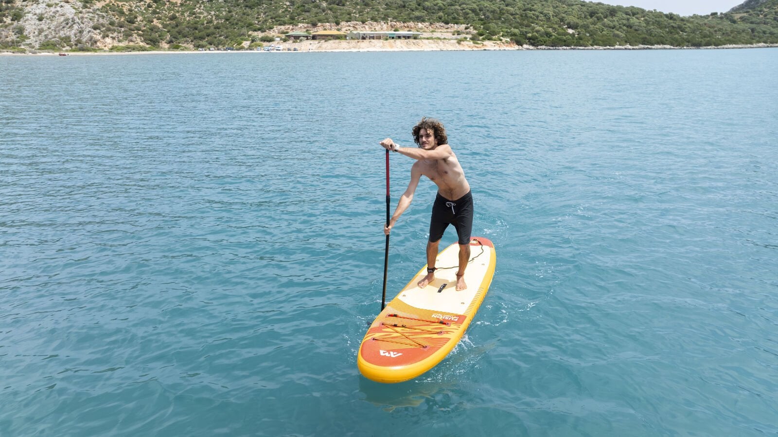 Aqua Marina Fusion şişme SUP board denizde ayakta dengeli ve kontrollü kullanım