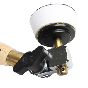 Siyah düğmeli ve altın renkli parçalara sahip pirinç ve metalden yapılmış bir gaz vanası veya regülatörünün yakın çekim görüntüsü.