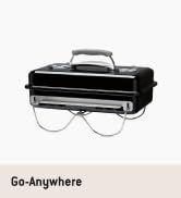 Metin şöyledir: "Go-Anywhere". Gri arka plan üzerinde saplı siyah taşınabilir bir kömür mangalı gösterir.
