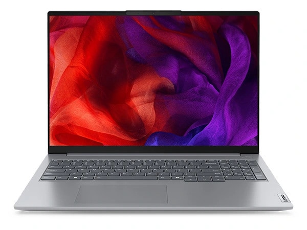 Lenovo ThinkBook 16 Gen 7 (16 inç Intel) dizüstü bilgisayarının kapağı 90 derece açıkken klavyesi ve ekranda görüntülenen dinamik duvar kağıdıyla yakın çekim ön görünümü.