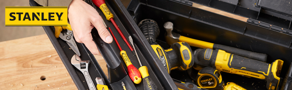 Bir kişi alet kutusundan alet çantasını alır