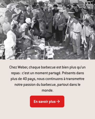 Metin şu şekildedir: Daha fazla bilgi alın >'. Toplanmış bir kalabalığı gösteren tarihi siyah beyaz fotoğraf. Fransızca metin barbekü ile ilgili içeriği açıklar.