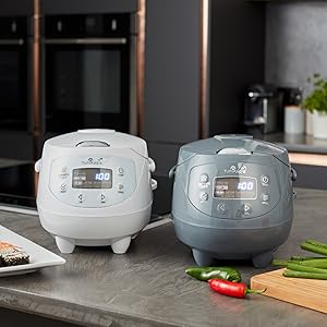 mutfak tezgahında birkaç gri ve beyaz Instant Pot.
