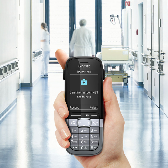 gigaset sl850h pro hastane koridorunda doktor çağrısını gösteriyor