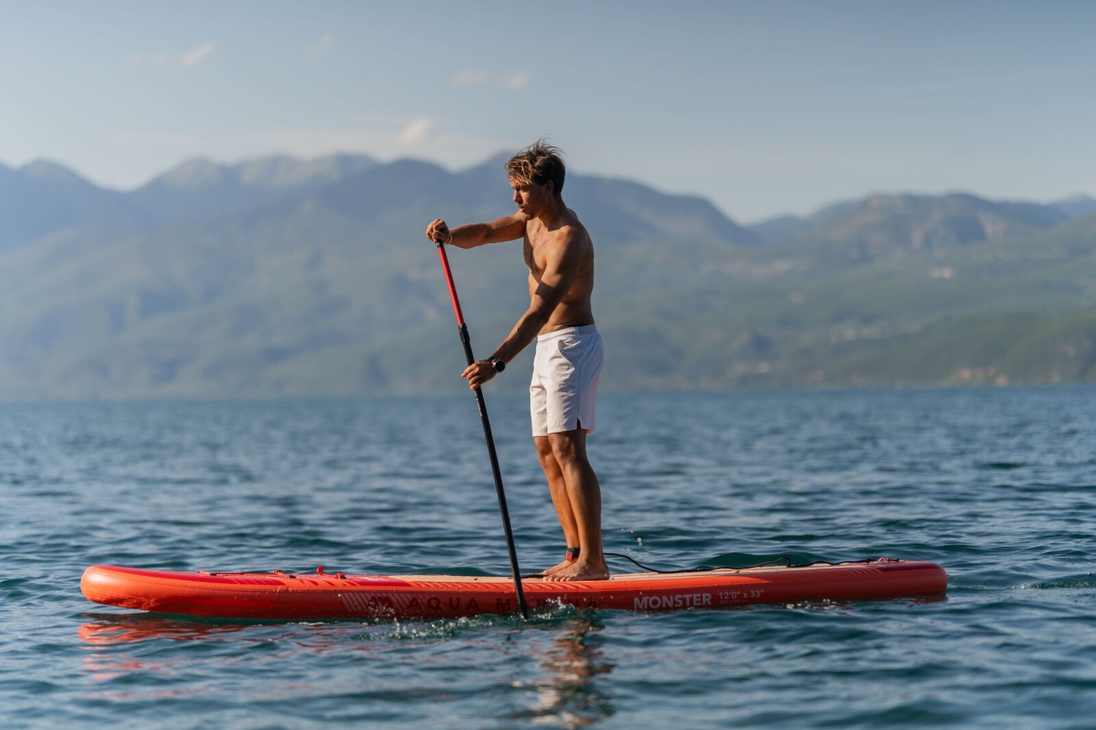 Aqua Marina Monster 12 0 şişme SUP board dengeli ve stabil deniz kullanımı