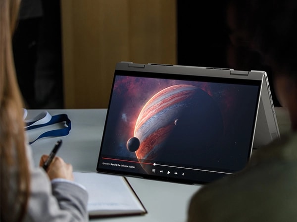 Ekrana odaklanılmış bir masada çadır modunda Lenovo ThinkBook 14 2'si 1 arada Gen 4 (14