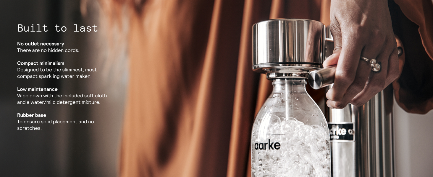 Mavi kapaklı paslanmaz çelik su şişesi farklı açılardan gösterilmiştir. Vidalı kapaklı ve dar içme ağızlı, şık silindirik tasarıma sahiptir.