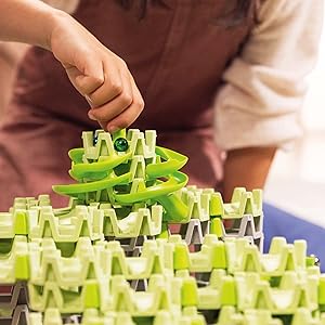 Nahaufnahmen von leuchtend neongrünen mechanischen Komponenten oder Teilen, die zusammengebaut oder manipuliert werden.