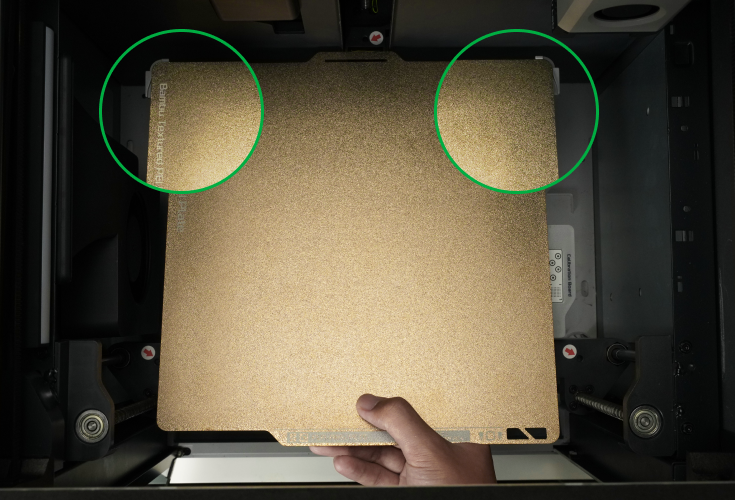 Adım 1: Plakayı, üzerindeki isim size bakacak şekilde platformun sabit noktalarıyla hizalayın.