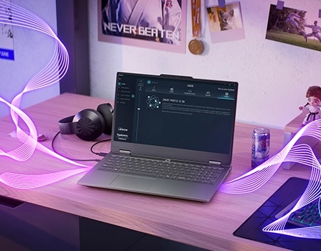 Lenovo LOQ Essential 15IRX11 oyun dizüstü bilgisayarı ve masa üzerinde kulaklık - önden görünüm, kapak açık, ekranda bir uygulama ekranı, hoparlörlerden yayılan dalgalı mor çizgi grafikleri görünüyor.