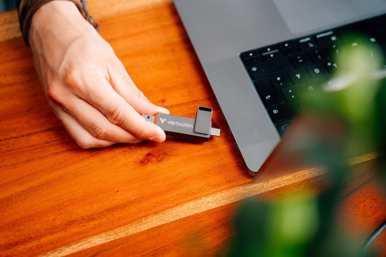 Verbatim Pocket SSD ürün görseli - mavi arka plan üzerinde