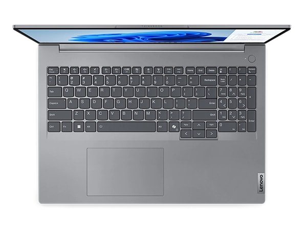 Lenovo ThinkBook 16 Gen 7 dizüstü bilgisayarda sayısal tuş takımına sahip tam boyutlu klavyeye odaklanan üstten çekim.