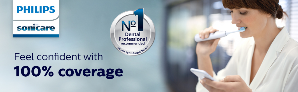 kadın dişlerini beyaz diş fırçasıyla fırçalıyor ve telefon okuyor