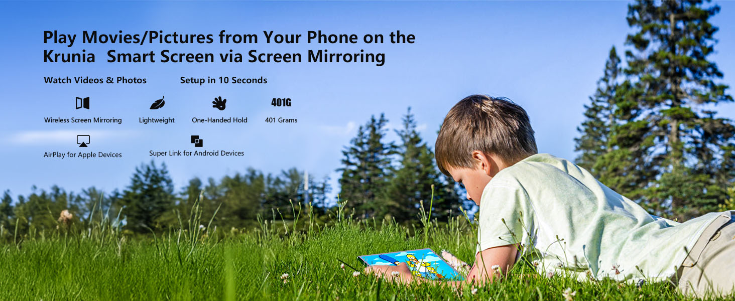 çimlerde oturan ve kitap okuyan bir çocuk