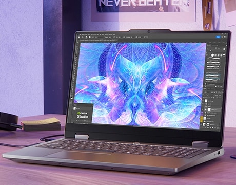 Masa üzerinde Lenovo LOQ Essential 15IRX11 oyun dizüstü bilgisayarı - önden görünüm, kapak açık, ekranda NVIDIA Studio ekranı ile.