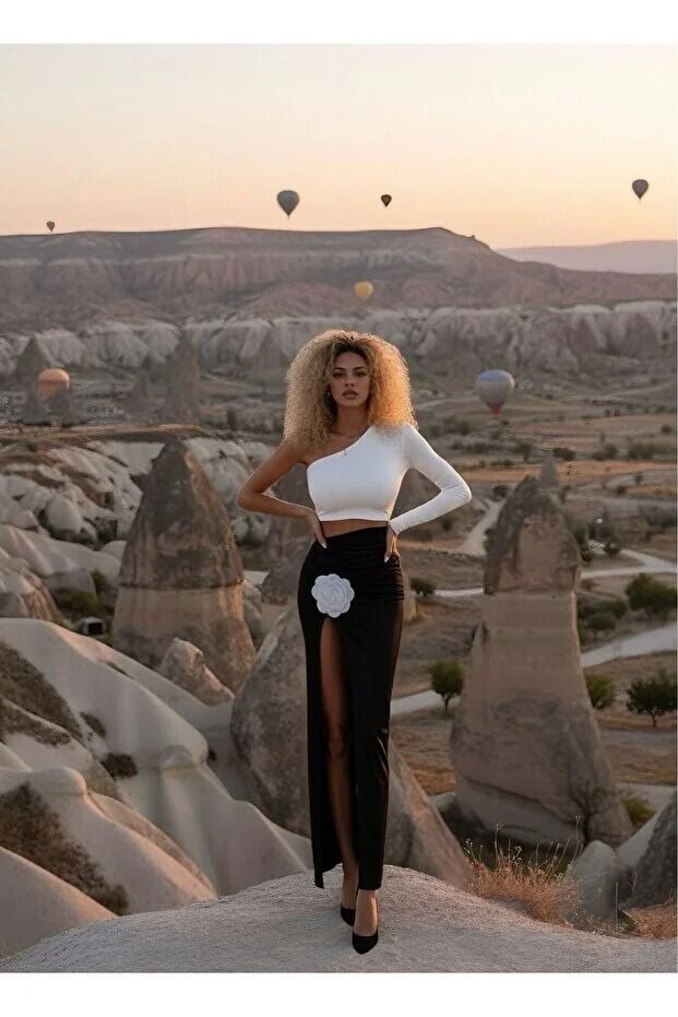 Siyah Gül Detaylı Elbise