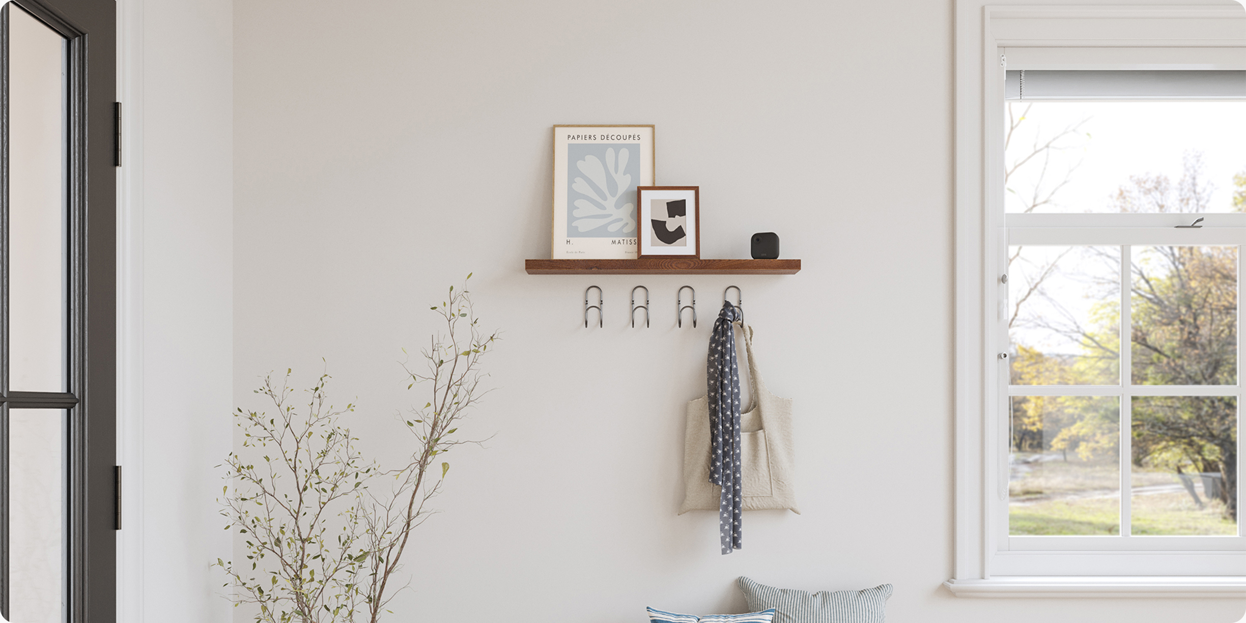 Outdoor 4, bir evin giriş alanındaki bir rafa yerleştirilir ve göze çarpmadan nötr mobilyalarla harmanlanır.