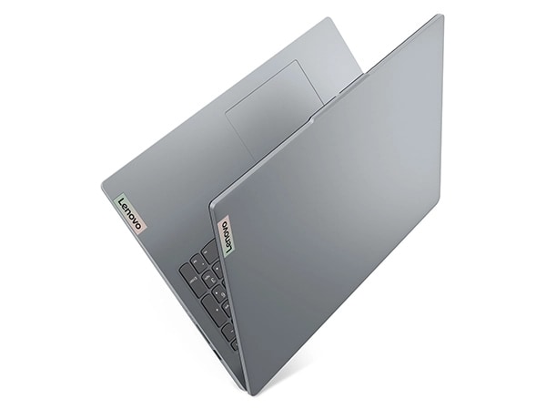 Lenovo IdeaPad Slim 3i Gen 9 16 inç Artic Grey dizüstü bilgisayarın arka, sağ yan görünümü, kapak V şeklinde dar bir açıyla açılmış, klavye ve üst kapağındaki Lenovo logosuna odaklanıyor.