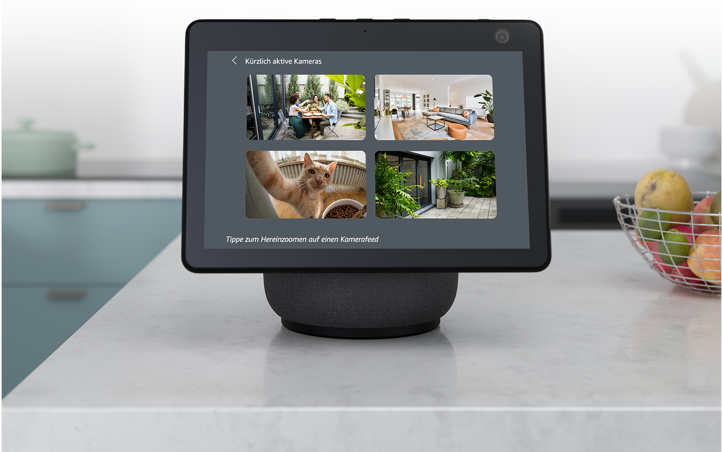 Bir Echo Show mutfakta duruyor ve aynı anda Blink kameralarından dört canlı video gösteriyor.
