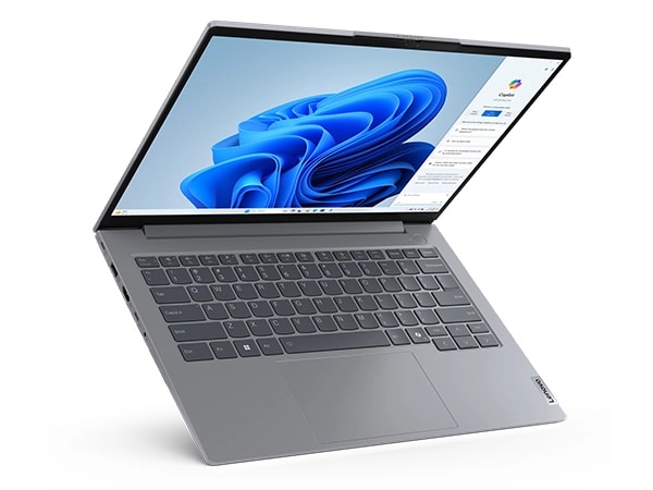 Aşağı ön kenarında dik durarak, 90 derece açılmış şekilde duran havada asılı Lenovo ThinkBook 14 Gen 7 dizüstü bilgisayarı.