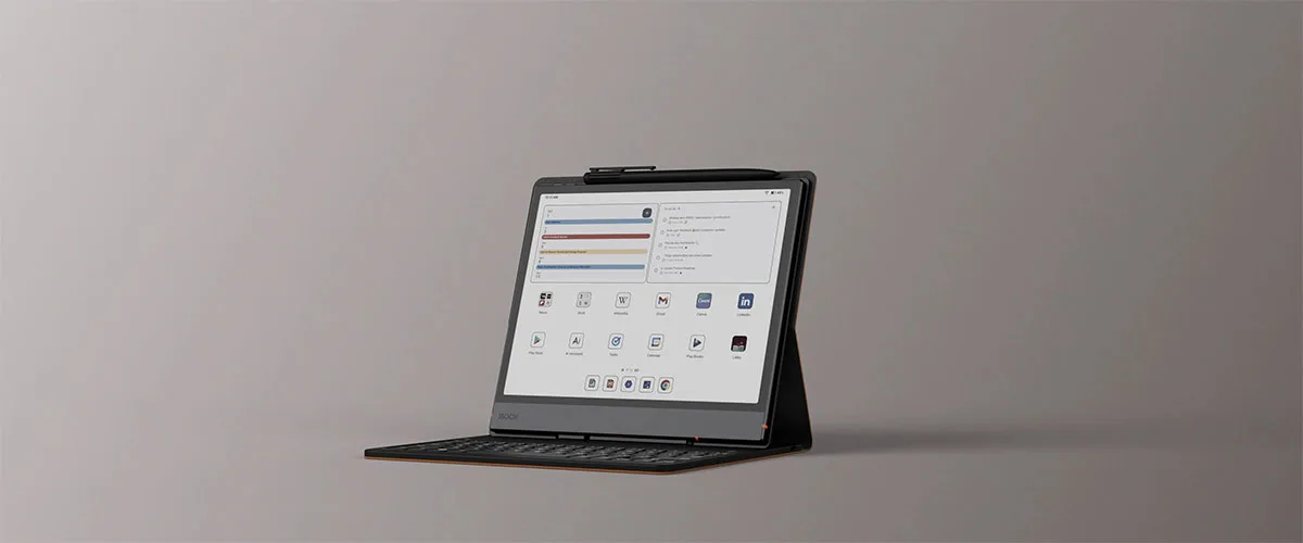 Onyx Boox Note Air5 C cihazı manyetik klavye ve kalemle birlikte masaüstü modunda görülüyor. Android 15 arayüzü ve uygulama simgeleri açıkken profesyonel çalışma senaryosunu yansıtıyor.