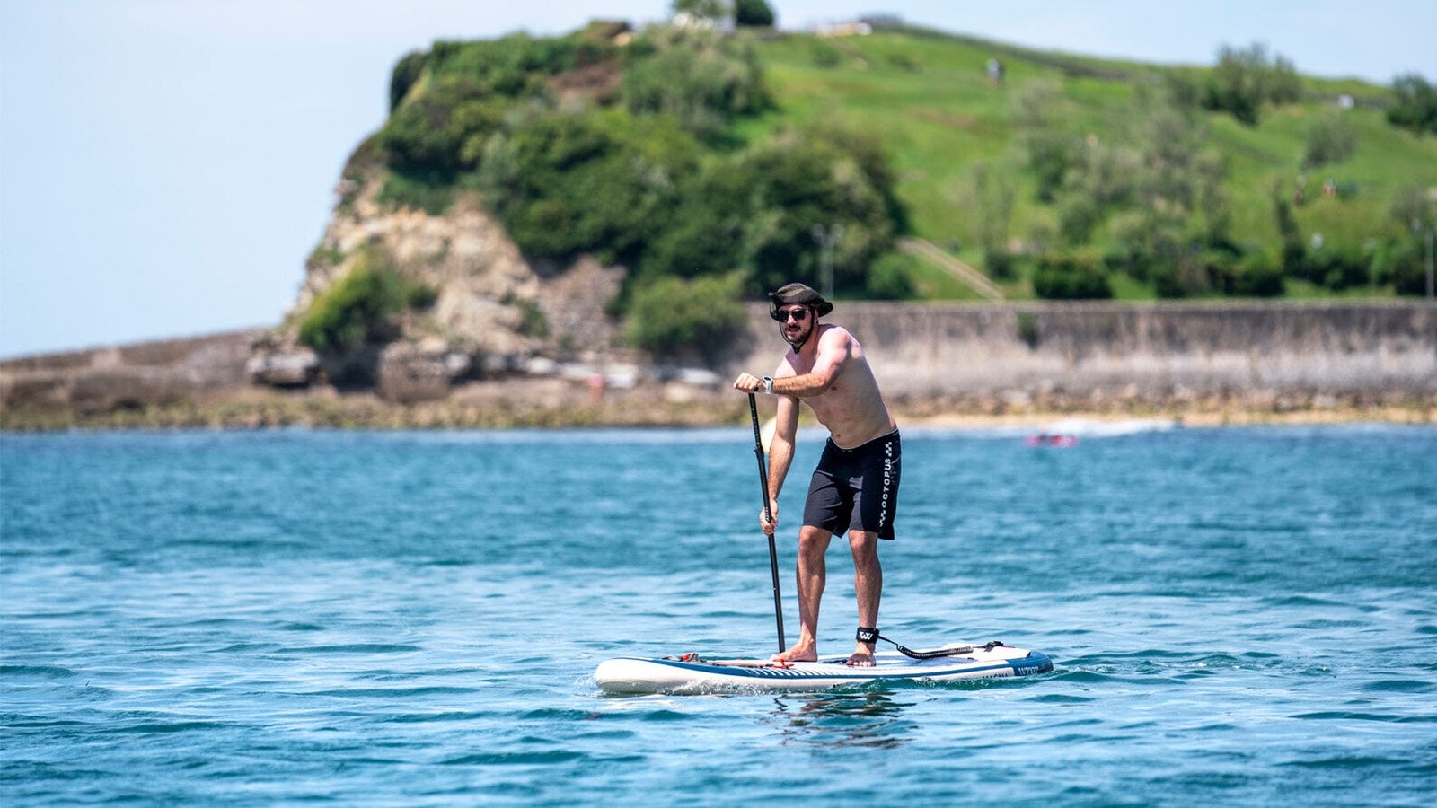 Aqua Marina Magma 11'2 uzun gövdeli şişme SUP ile dengeli deniz sürüşü