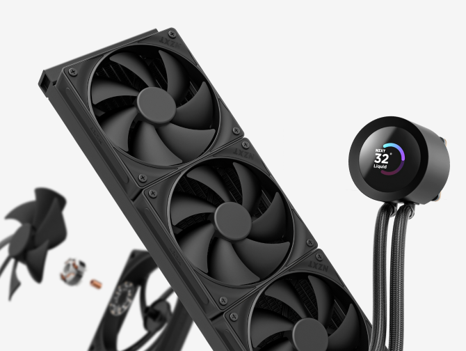 Radyatör üzerinde üç büyük siyah fan ve 32° Sıvı'yı gösteren yuvarlak bir dijital ekran bulunan, arka planda ek fan bileşenleri bulunan bir sıvı CPU soğutucusunun yakın çekimi.