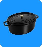 Açık mavi arka plan karesi önünde kapaklı siyah Hollanda fırını veya dökme demir tencere.