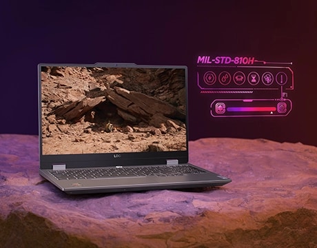 Dikdörtgen bir taş blok üzerinde duran bir Lenovo LOQ 15ARP9 dizüstü bilgisayar