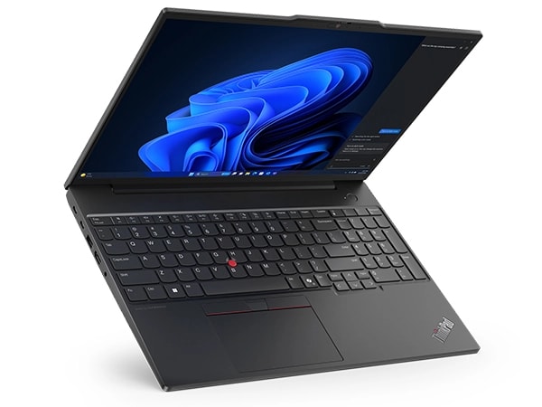 Lenovo Lenovo ThinkPad E16 Gen 2 (16” Intel) dizüstü bilgisayarının, ekranı ve klavyesi açık haldeyken sol taraftan görünümü.