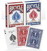 Metin, kırmızı ve mavi oyun kartı kutularında "STANDART BICYCLE" yazıyor. Teşhir standı, Bicycle marka geleneksel oyun kartı kutularını ve kırmızı ve mavi renklerde klasik küre desenli kartları gösterir.