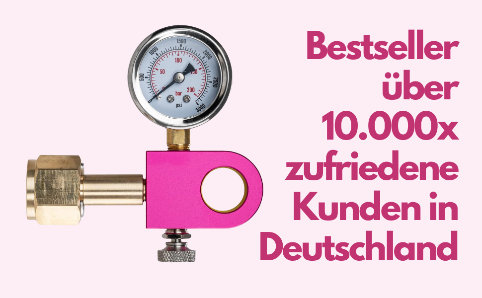 Manometer mit rosafarbener Halterung. Das runde Zifferblatt zeigt eine Skala von 0 bis 250 PSI. Messingbeschlag an der Unterseite. Der Text unterstreicht die Beliebtheit der Produkte in Deutschland.