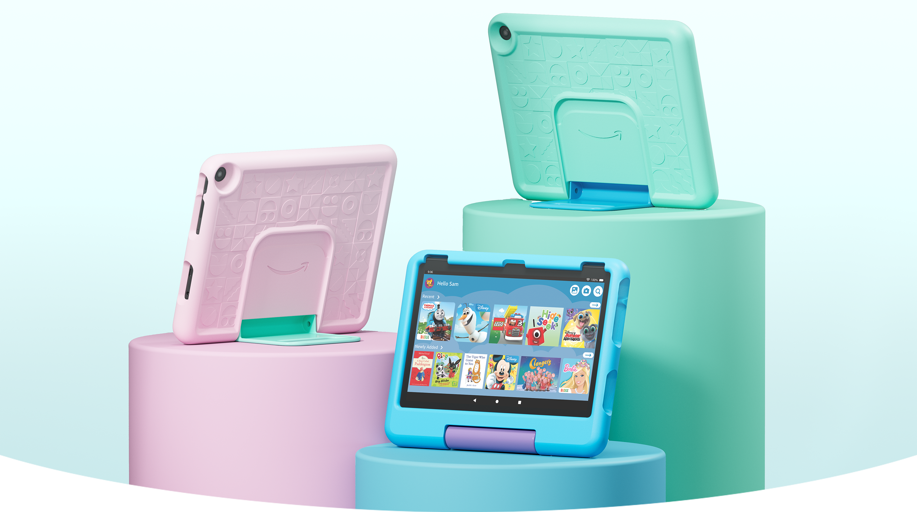 Farklı yüksekliklerdeki kaideler üzerinde duran üç adet Fire HD 10 Çocuk tableti, soldan sağa doğru pembe, mavi ve açık mavi renk seçenekleriyle Disney prensesleriyle birlikte sergileniyor.