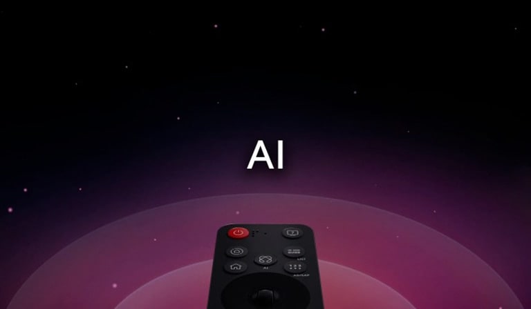 AI düğmesi vurgulanmış bir LG AI Magic Remote. AI düğmesinin, kullanıcıların farklı AI işlevlerine erişimini nasıl sağladığına dair simgeler içeren bir grafik UI sunumu bulunuyor. Hizmetler arasında AI Voice ID, AI Search, AI Chatbot, AI Concierge, AI Picture Wizard ve AI Sound Wizard bulunur. Daha sonra imlecin bir arayüz üzerinde belirmesiyle işlev gösteriliyor ve uzaktan kumandanın, sadece yöneltilip tıklanarak temassız fare gibi nasıl kullanılacağı belirtiliyor.
