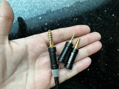 Noble Audio Stage 3, değiştirilebilir kablo uçlarına sahiptir.