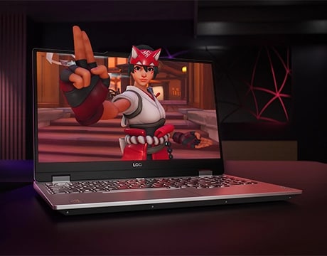 Lenovo LOQ 15ARP9 dizüstü bilgisayar, ekrandan fırlayan bir video oyunu karakteri ile