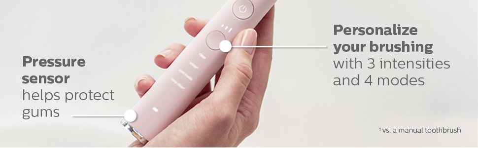 pembe diş fırçası sapının altını tutan kişi