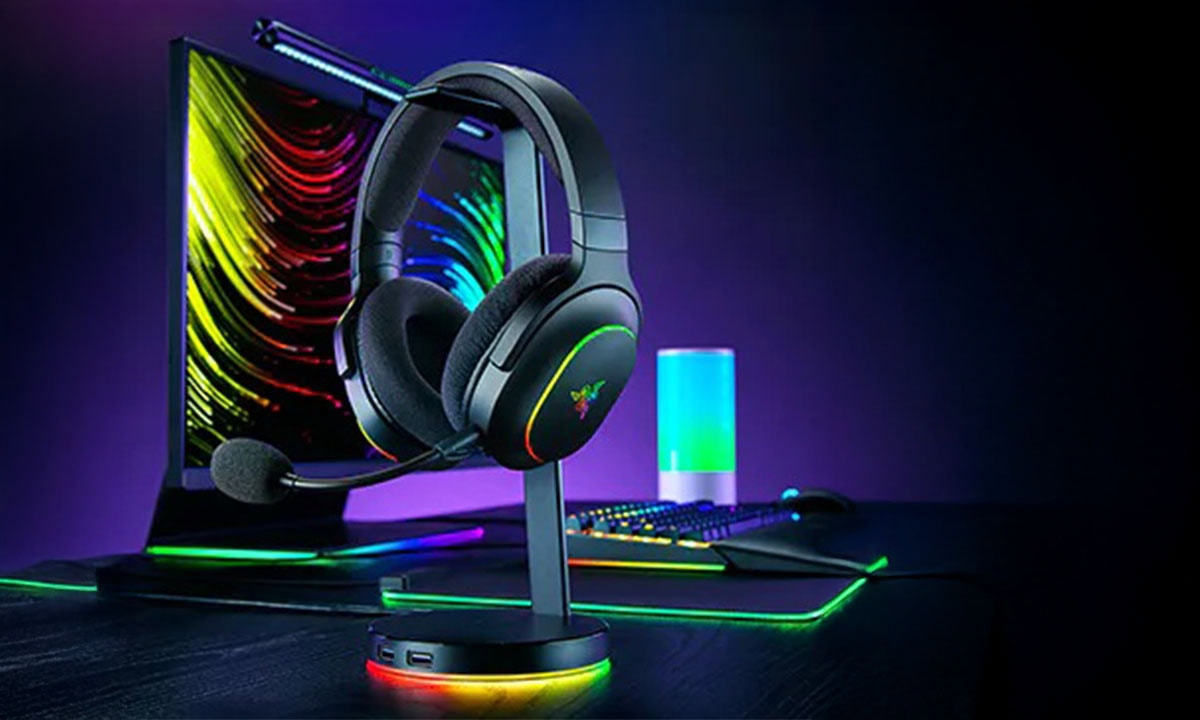Yüksek performanslı gaming kulaklığı ve RGB ışıklı bilgisayar donanımlarıyla donatılmış oyun kurulumunu gösteren renkli ve modern içerik.