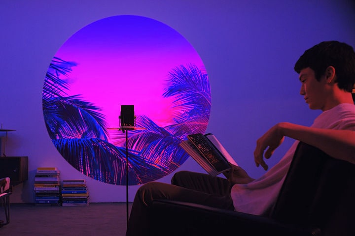 Light drawing özelliğinin uygulanmasını gösteren bir sahne - oturma odasında kitap okunuyor. 