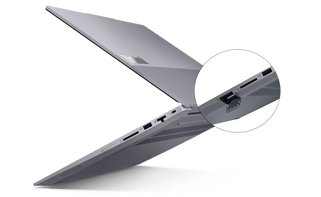 Lenovo ThinkBook 16 Gen 7 (16 inç AMD) dizüstü bilgisayarın yarı açık, yukarı doğru eğilmiş, bağlantı noktalarını, ince tasarımını ve dairesel yakınlaştırılmış Ethernet bağlantı noktasını net bir şekilde gösteren sağ yan görünümü.