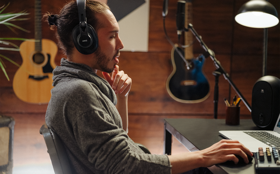 AKG K361