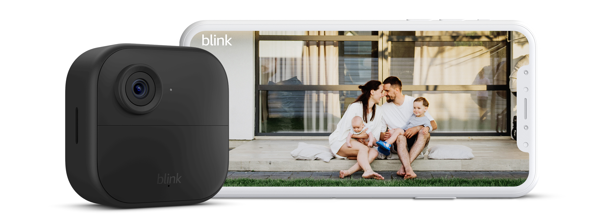 Bir Blink Outdoor 4 kamerası ve bir akıllı telefon, beyaz bir alanda yan yana yatay olarak gösteriliyor. Telefondaki bir fotoğrafta, bahçelerinde iki küçük çocuklu bir çift görülüyor.