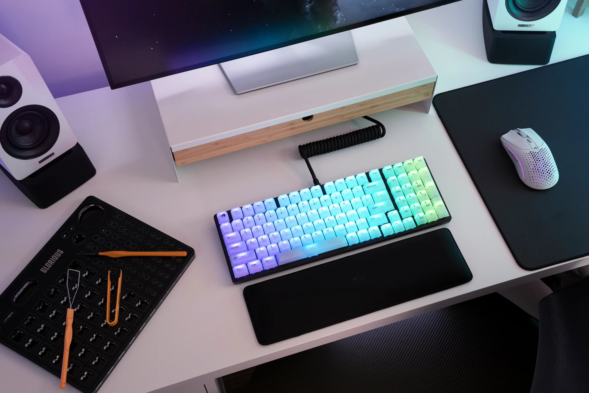 Polychroma klavye klavyesi, minimal siyah-beyaz masa düzeninde